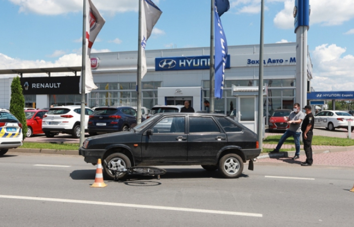 ДТП у Мукачеві: Під колесами ВАЗ опинилась жінка-велосипедист