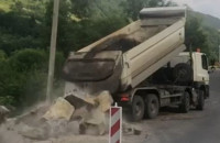 Дорожники активно відновлюють зруйновану повінню дорогу Н-09 Мукачево –Рогатин на 188 км