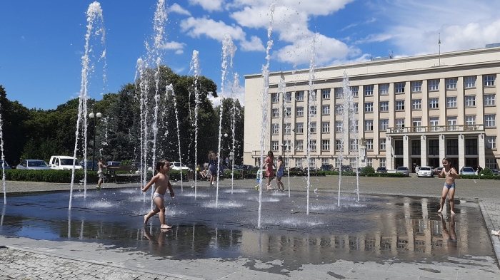 І дорослим, і малим: Як ужгородці прохолоджуються і фотографуються у фонтані біля ОДА