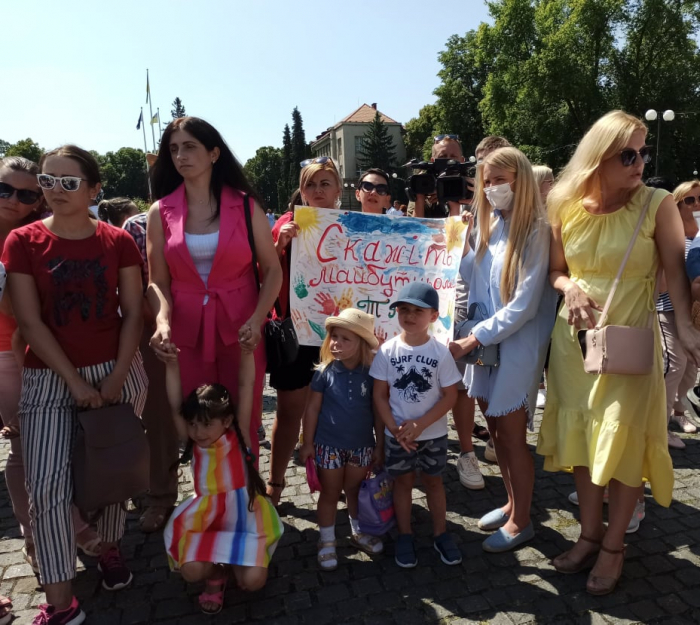 Закарпатці підтримують відкриття дитсадків, - в Ужгороді відбулась акція
