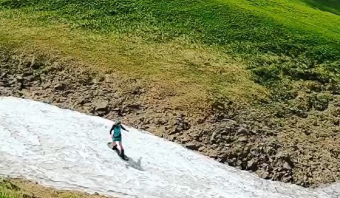 Невгамовні туристи на Драгобраті знайшли сніг та вирішили покататися на сноубордах