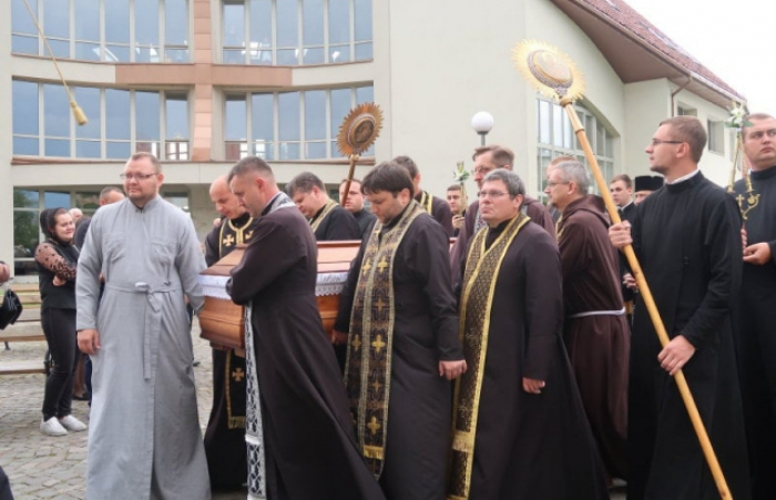 В Ужгороді прощаються з єпископом Мукачівської греко-католицької єпархії Міланом Шашіком (Трансляція)