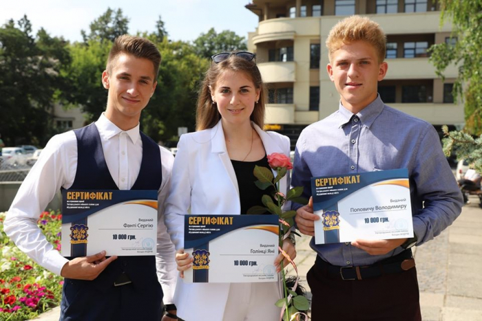 Богдан Андріїв вручив сертифікати переможцям премії міського голови для обдарованої молоді міста