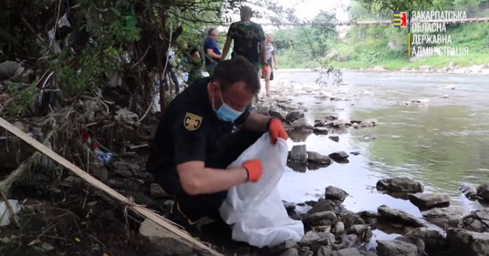 "Толока" триває: Олексій Петров приєднався до очищення річки Тиса від сміття (ВІДЕО)