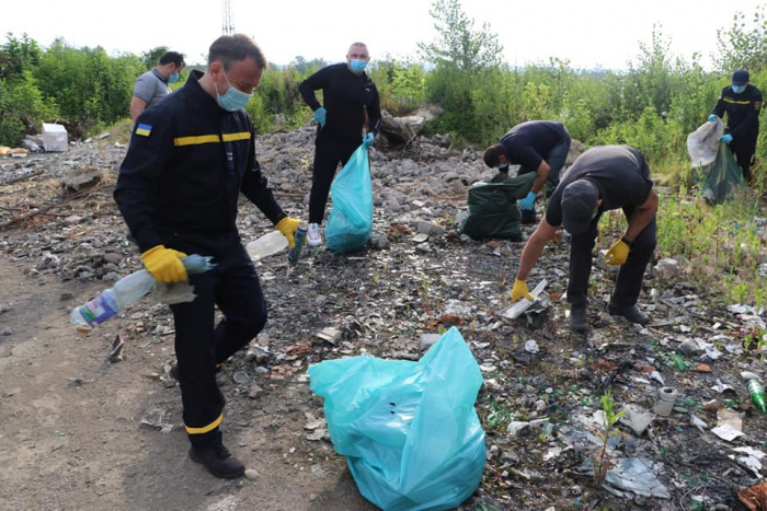 "Соромно і сумно":  поїздку до Хустщини голова Закарпатської ОДА розпочав із прибирання несанкціонованого сміттєзвалища