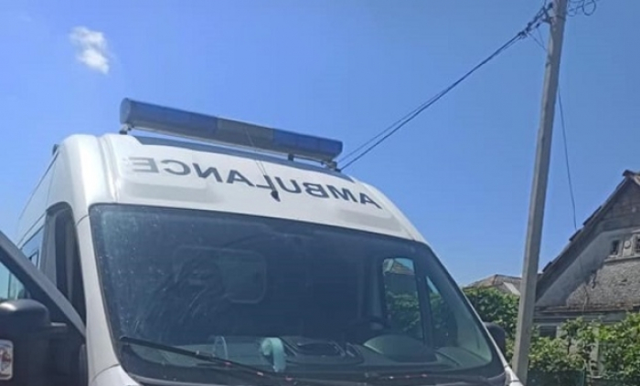 Мукачівщина: чоловік вилами потрощив автомобіль швидкої допомоги
