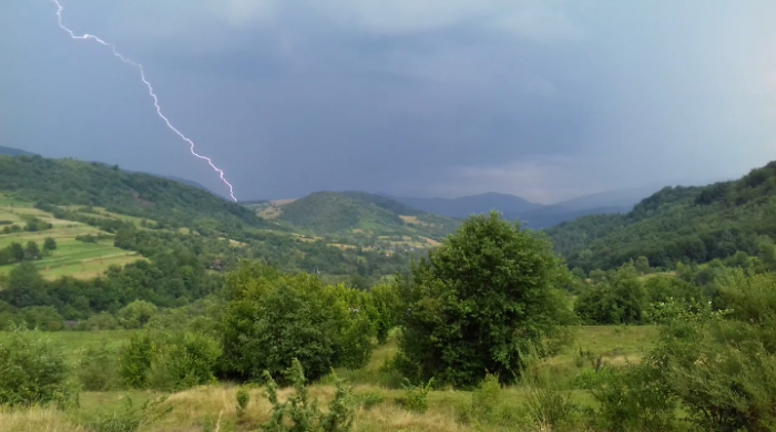Закарпатці, готуємось: сьогодні ввечері грози, зливи та град