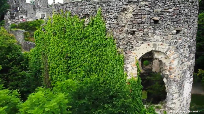 Відео дня: Невицький замок в полоні літньої зелені на Ужгородщині