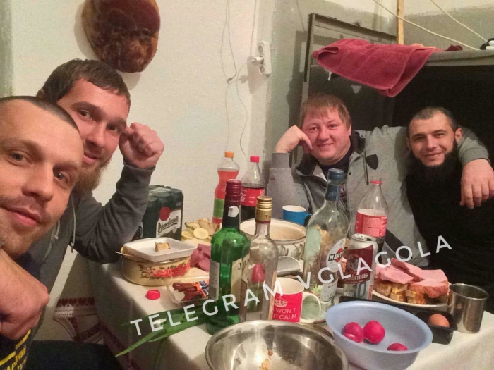 Один вечір в Ужгородському СІЗО: телефони, ірландське віскі, чеське пиво і селфі – ЗМІ (ФОТО)