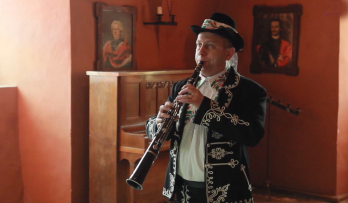 Закарпатець Шандор Шрайнер багато років грає на угорському народному музичному інструменті – тараґоті