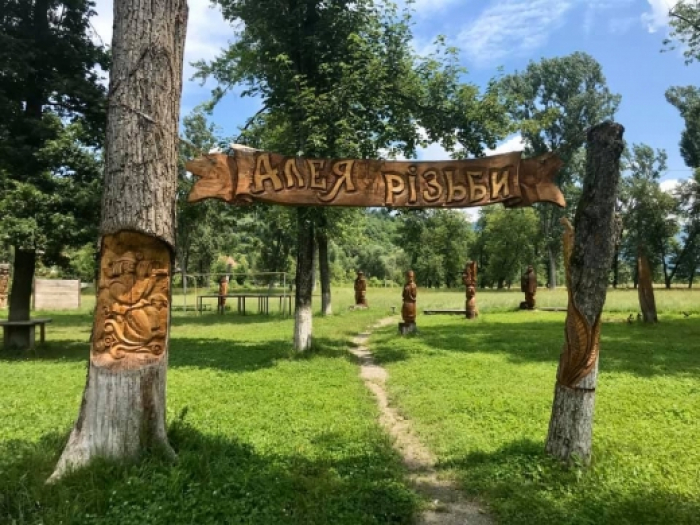 "Алея різьби" на Рахівщині – справжня туристична родзинка Закарпаття
