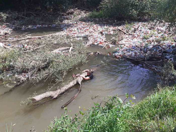 Закарпатські рятувальники розчищають річку Боржава від сміттєвих заторів
