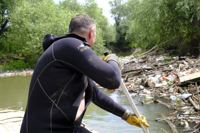 На Закарпатті триває робота по розчистці річок від сміттєвих заторів
