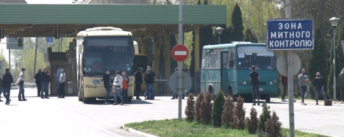 Черга з мікроавтобусів утворилась на пункті пропуску "Тиса"
