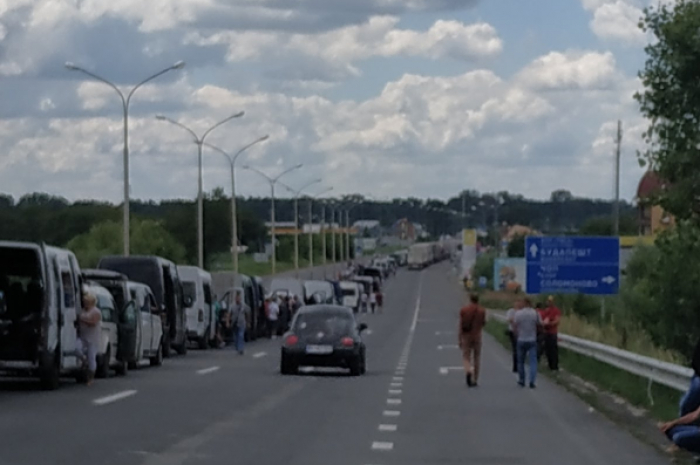 Реальна ситуація на українсько-угорському кордоні: автівок 300-400 (ФОТО ОЧЕВИДЦІВ)  