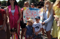 Закарпатці підтримують відкриття дитсадків, - в Ужгороді відбулась акція