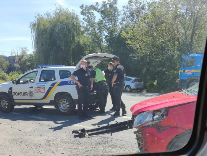 На об'їзній Ужгорода біля виїзду з "Кілікії" зіткнулися дві автівки
