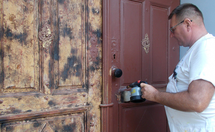 В Ужгороді двері римо-католицького костьолу св. Юрія оновлять вперше за 30 років (ФОТО)