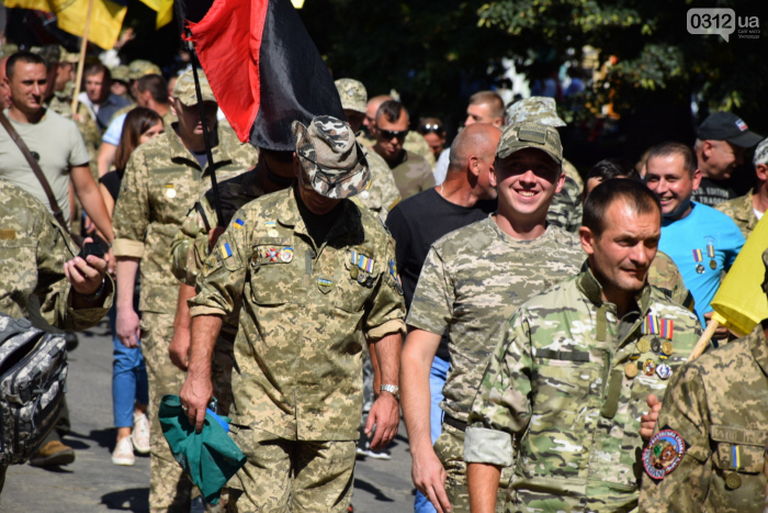 Марш захисників в Ужгороді: центром міста крокувала ветеранська спільнота (ФОТОРЕПОРТАЖ)