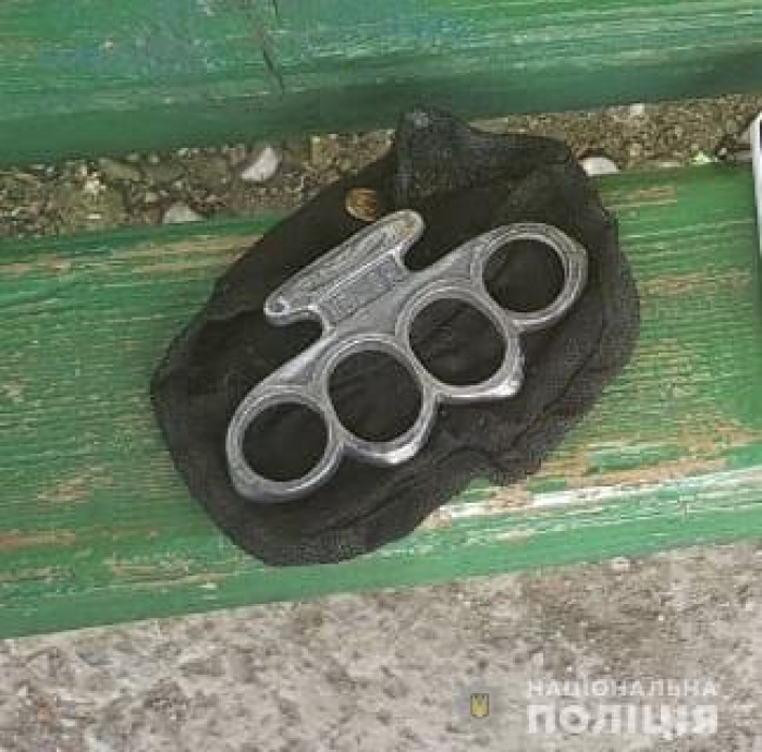 На Ужгородщині поліцейські виявили в чоловіка холодну зброю
