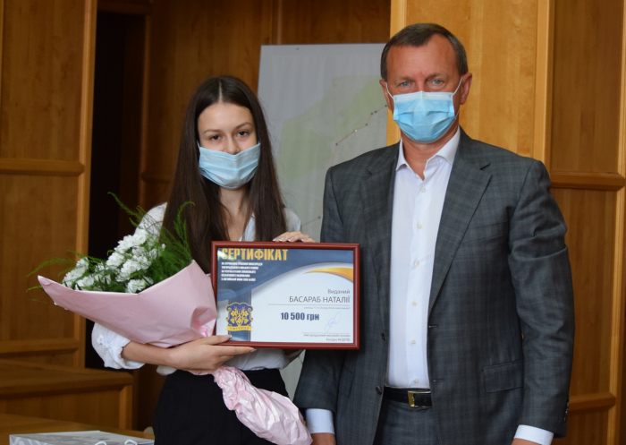Ще одна ужгородська випускниця-двохсотбальниця отримала 10,5 тисяч премії від міської ради