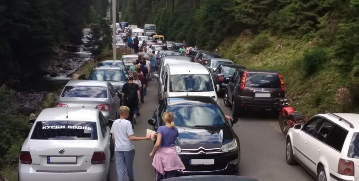 Карпати полонили туристи: на Синевир утворилися черги з авто (ФОТО)