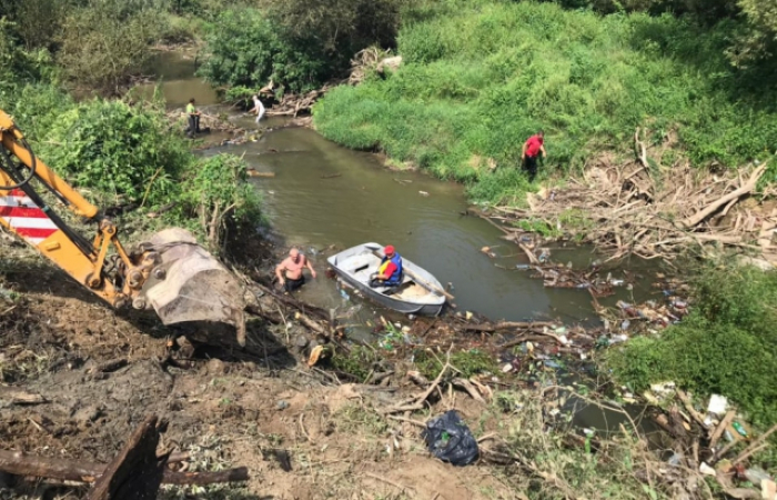 В річці на Іршавщині надзвичайники ліквідовують сміттєвий затор