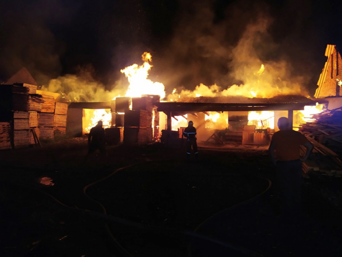 Тячівські рятувальники ліквідували масштабну пожежу на пилорамі (ФОТО)