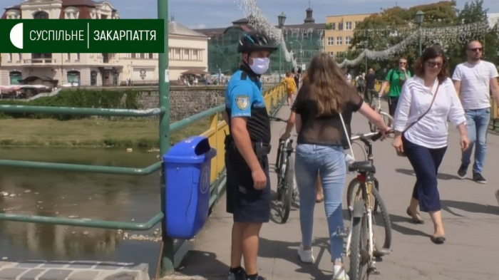 12 велосипедистів зупинили патрульні на пішохідному мості в Ужгороді