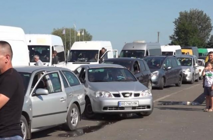 Кілометрові черги на кордонах: на КПП у Закарпатті в очікування майже 600 автомобілів
