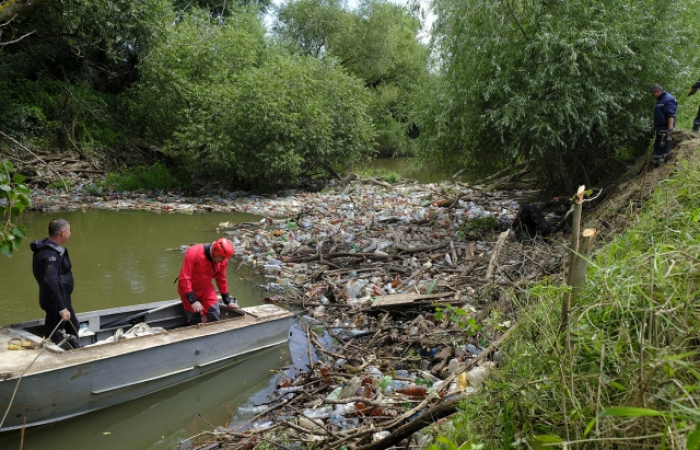 Третій день надзвичайники звільняють річку Боржаву від сміття (ФОТО, ВІДЕО)