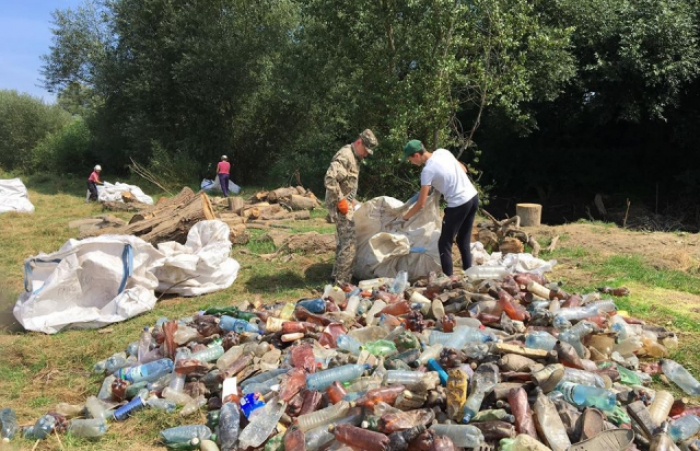 Повпливав "лист з Угорщини"? На Берегівщині очищують річки від сміття (ФОТО)