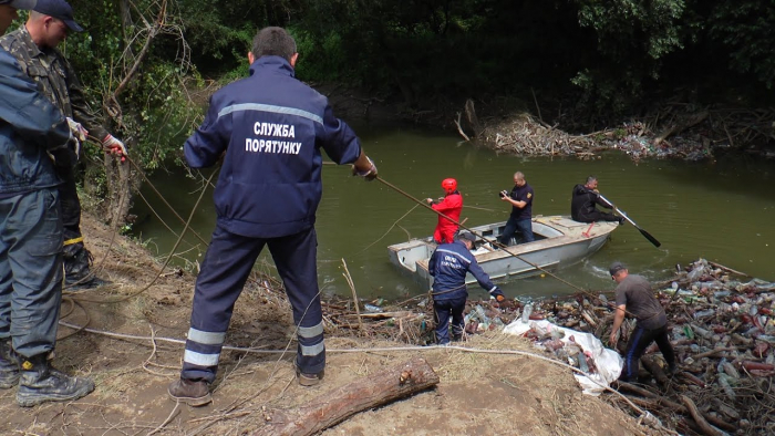 Закарпатські рятувальники розчищають сміттєві затори на річці Боржава