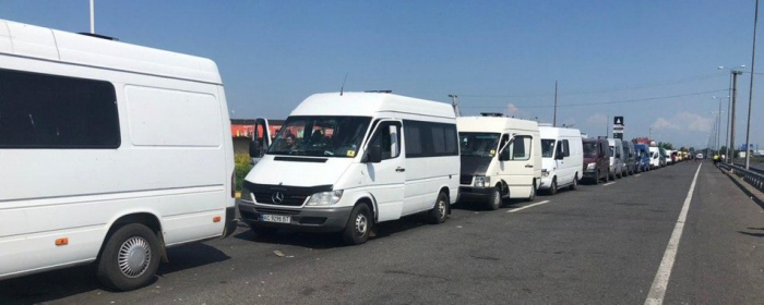 110 мікроавтобусів утворили чергу до КПП «Тиса»
