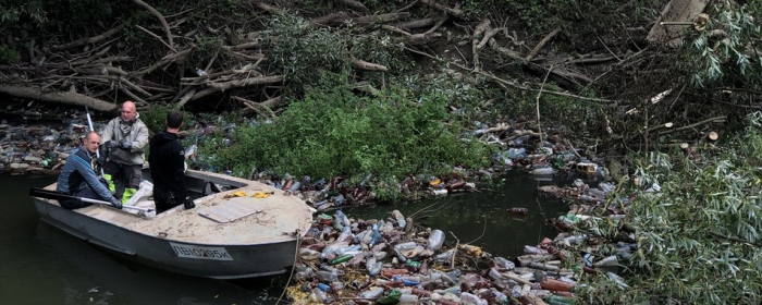 Рятувальники продовжують розчищати річку Боржава від сміття на Закарпатті (ФОТО)
