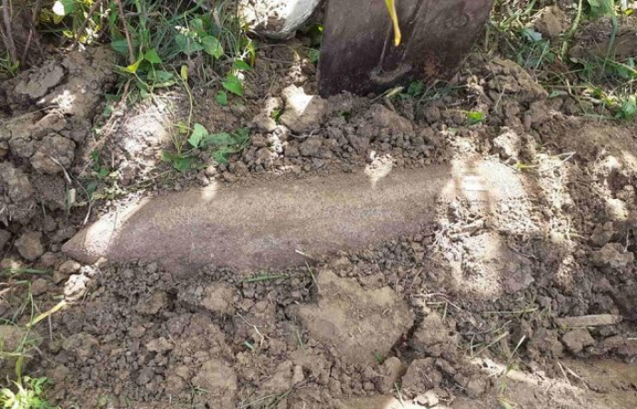 Небезпечний "урожай": на Ужгородщині чоловік виявив снаряд у себе на городі (ФОТО)