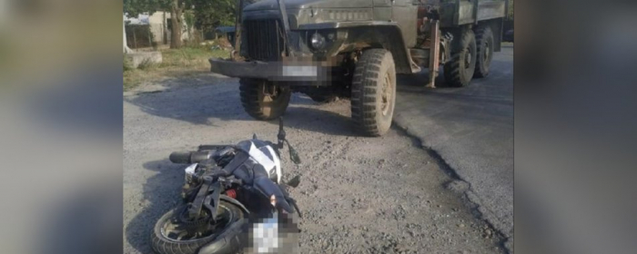 На Закарпатті зіткнулися вантажівка і мотоцикл: один з водіїв загинув
