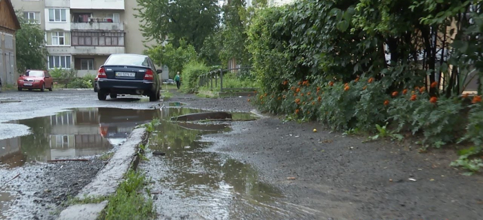 Жителі мікрорайону в Мукачеві втомились від ям на дорогах та відсутності тротуарів (ВІДЕО)