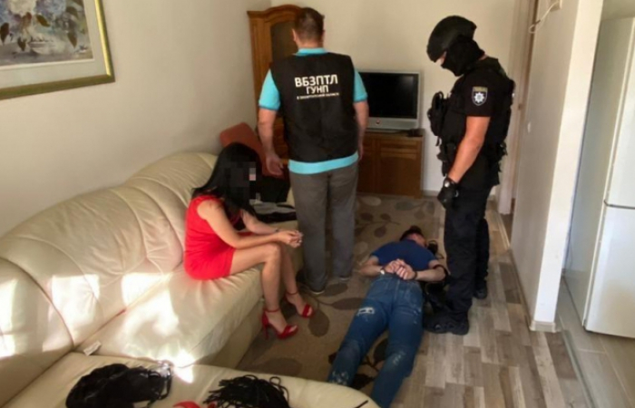 В Ужгороді взяли під варту зловмисників, які вимагали гроші за інтимні відео