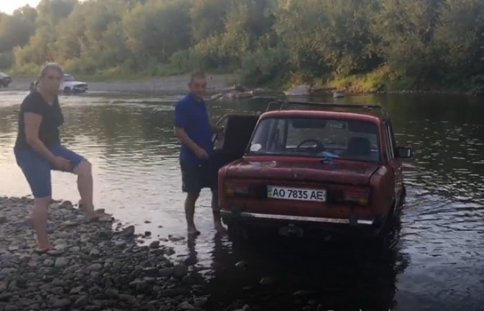 Закарпатці вирішили помити авто просто в... річці 