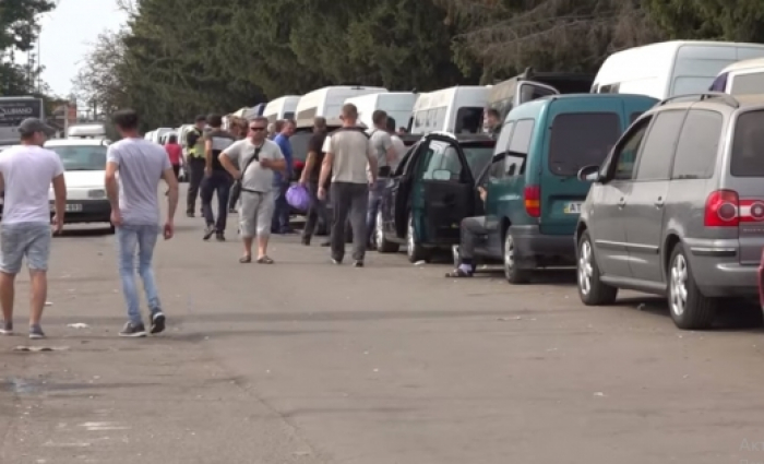 Через обмеження для українців на кордоні з Угорщиною застрягло більше чотирьох сотень автівок (ВІДЕО)