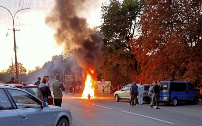 В Ужгороді під час руху на вулиці загорівся трицикл (ВІДЕО)