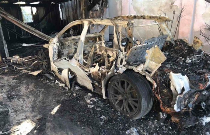Через палаючий автомобіль в Ужгороді ледь не згоріли 2 будинки
