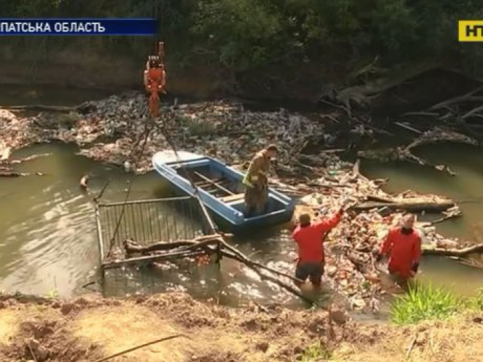 Жахлива знахідка: на Закарпатті виявили рештки людини, коли очищали річку від сміття (ВІДЕО)