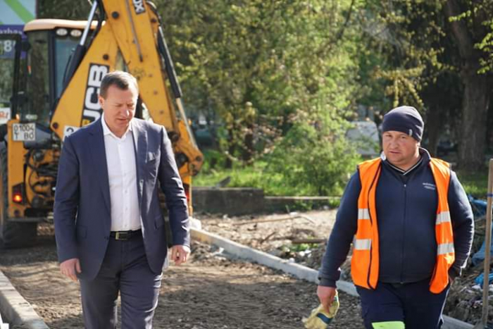 В Ужгороді капітально ремонтують дороги, замінюючи усі необхідні інженерні мережі