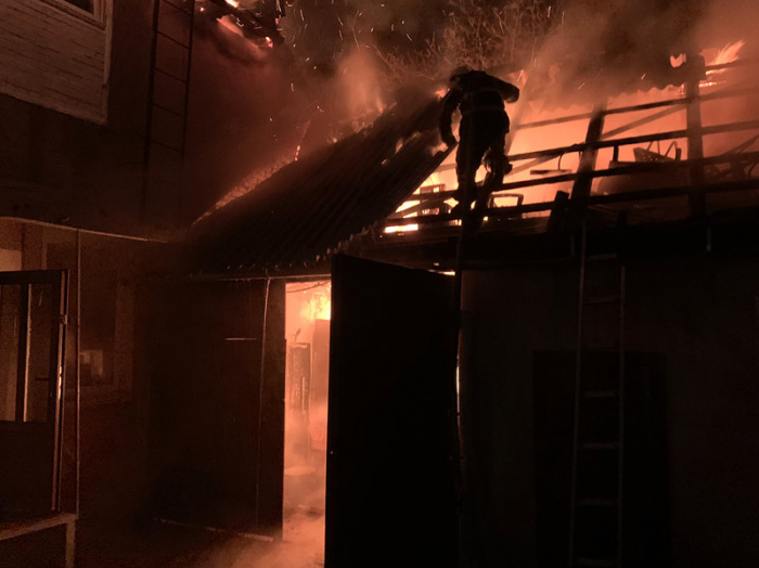 Вночі у Хусті горів будинок: вогнеборцям вдалося локалізувати та ліквідувати пожежу (ФОТО)