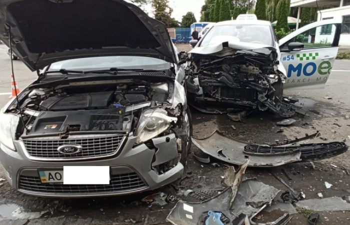 ДТП в Ужгороді: Зіткнулись Renault та Ford Mondeo (ФОТО)
