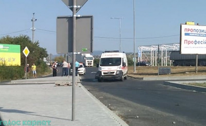 Потрійна ДТП на виїзді з Ужгорода: зіткнулась "швидка" та 2 легковика 