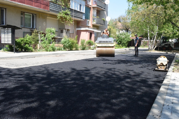 Нове асфальтне покриття, тротуари та благоустрій: в Ужгороді ремонтують прибудинкові території