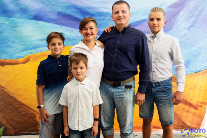 Ужгородці Станіслав та Олена розкрили секрет навчання трьох дітей удома